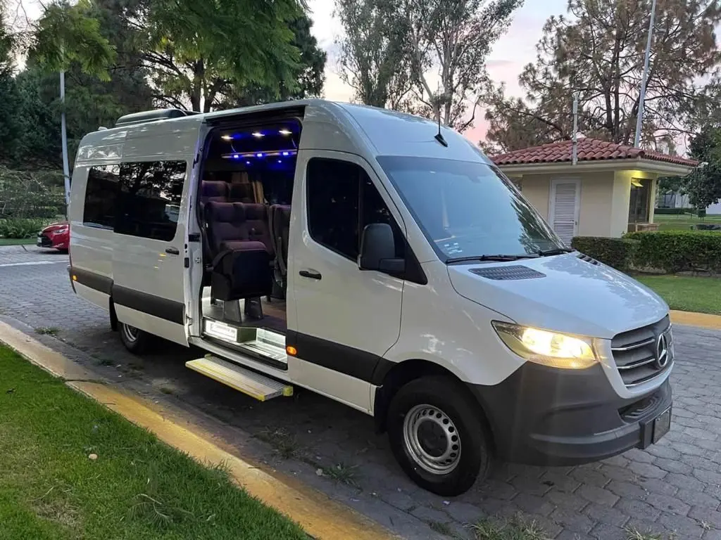 Van Mercedes-Benz Sprinter blanca con la puerta abierta y los asientos a la vista