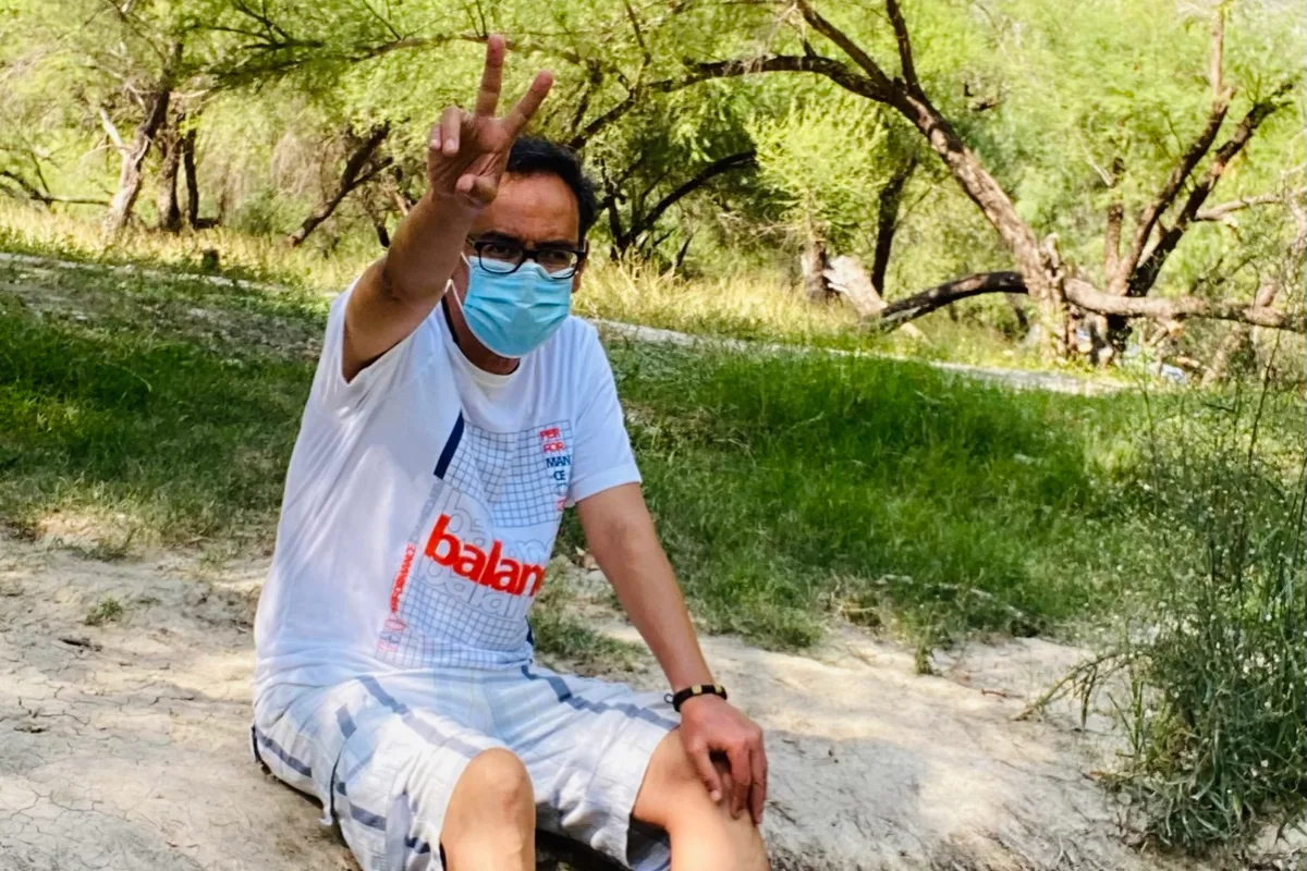 Turistas nadando en la Poza Azul de Bustamante con flotador rojo y agua cristalina