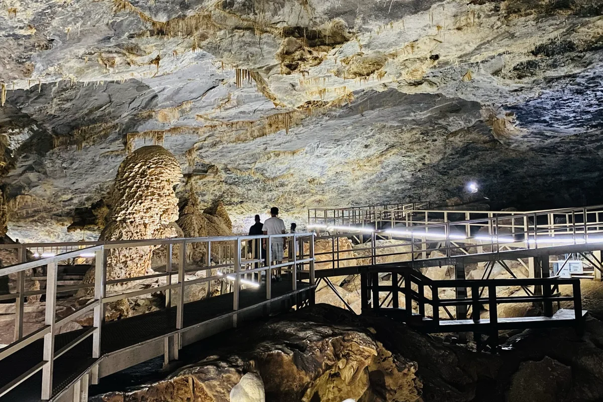Estalactitas y formaciones rocosas milenarias en el interior de la Gruta del Palmito