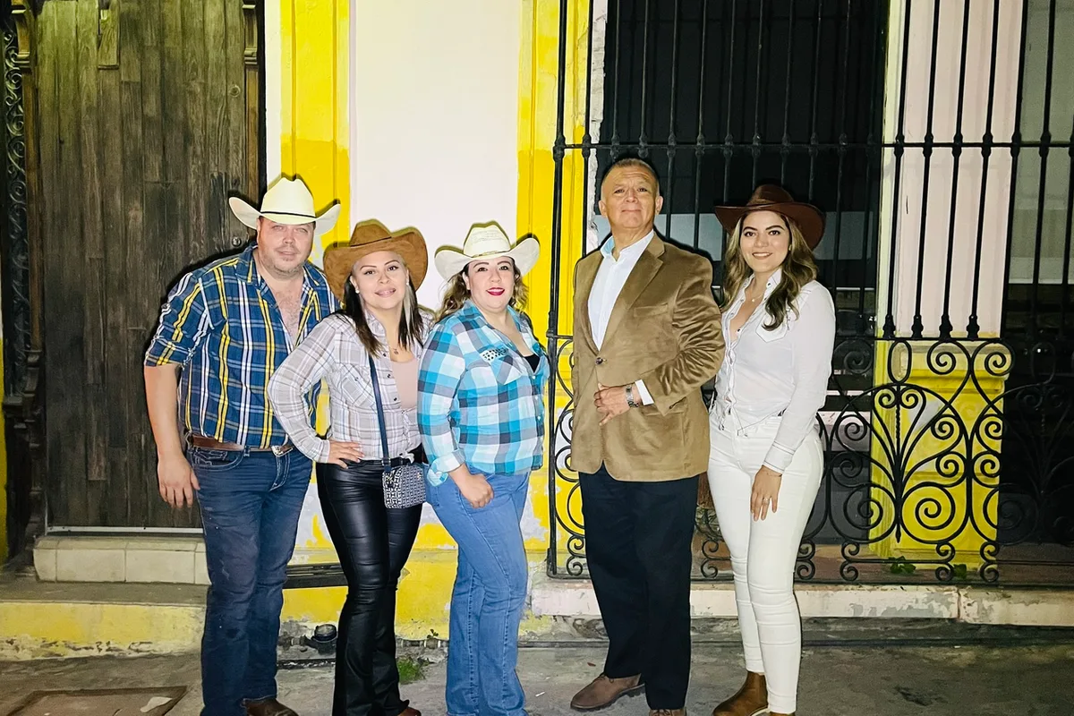 Calle empedrada del Barrio Antiguo de Monterrey con fachadas coloniales y faroles encendidos al anochecer