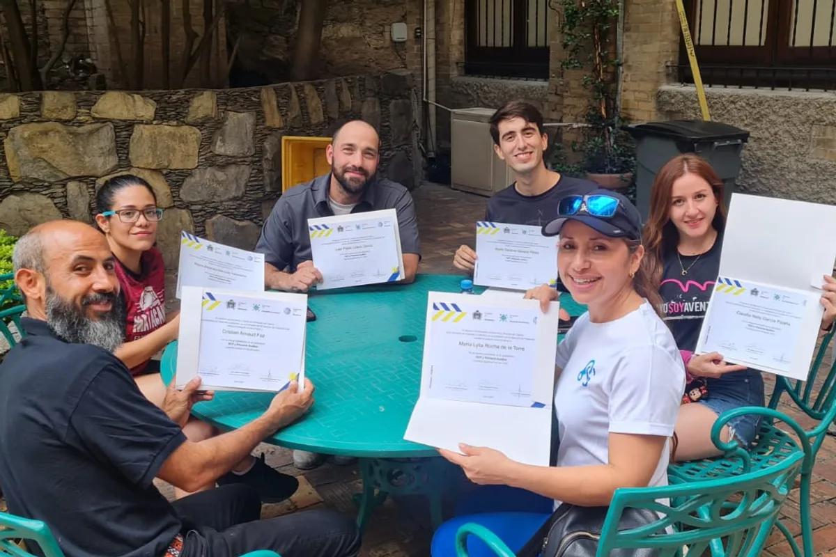 Equipo de Monterrey Tour muestra sus certificados al concluir un curso de capacitación turística