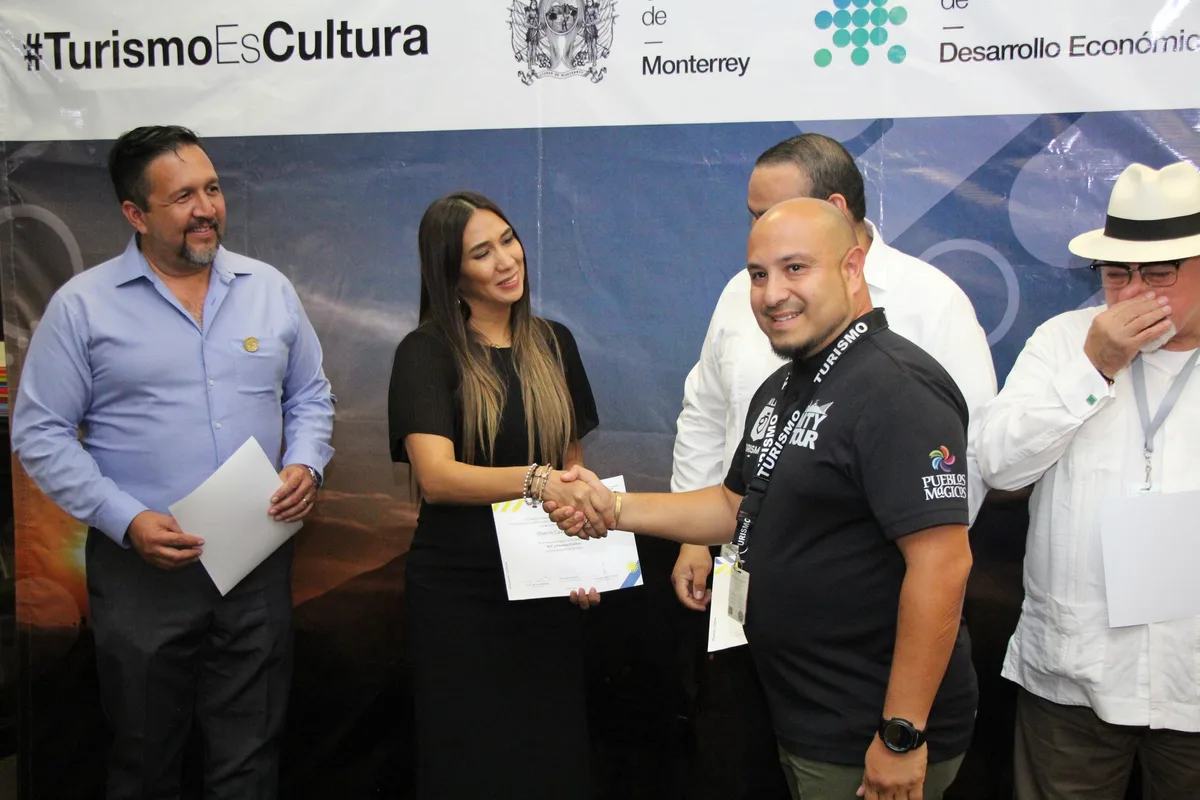 Representante de Turismo Monterrey entrega certificado a integrante del equipo tras concluir capacitación