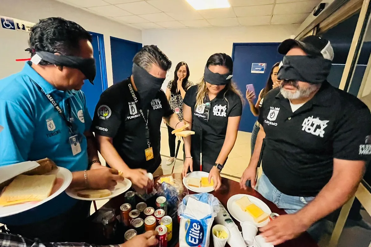 Personal de turismo realiza dinámica con los ojos vendados para sensibilizarse sobre discapacidad visual
