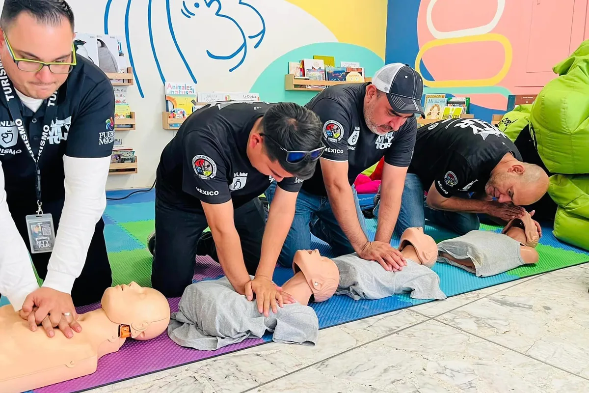 Grupo de guías realiza prácticas de RCP en maniquíes durante capacitación de primeros auxilios