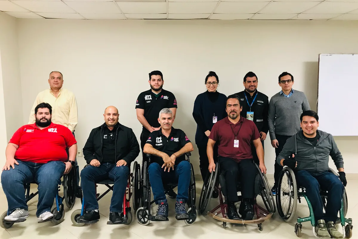 Guías turísticos participan en capacitación sobre accesibilidad e inclusión junto a personas usuarias de silla de ruedas