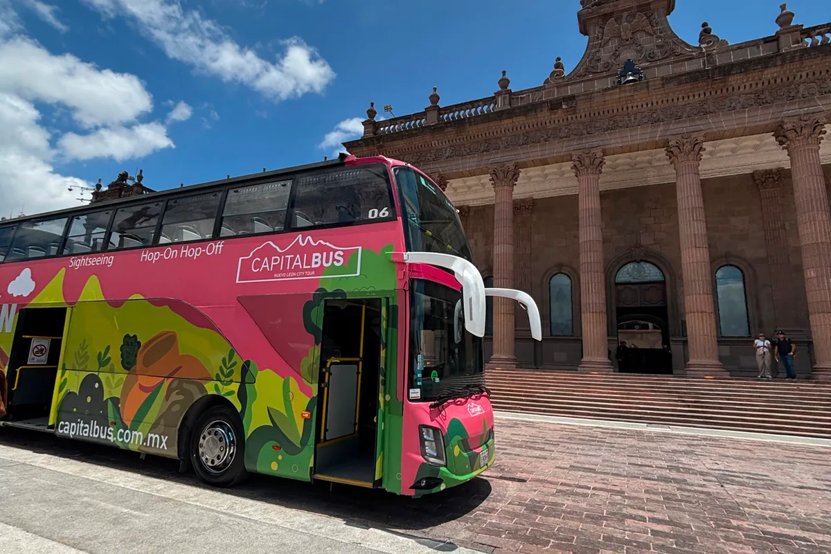 Autobús turístico Capitalbus de dos pisos estacionado frente al Palacio de Gobierno de Nuevo León