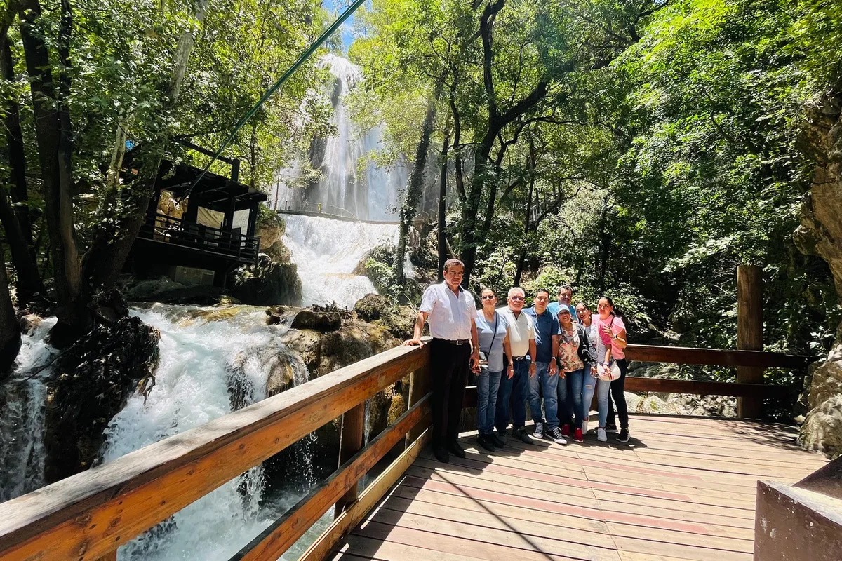 Turistas junto al mirador de madera frente a la cascada Cola de Caballo en Nuevo León
