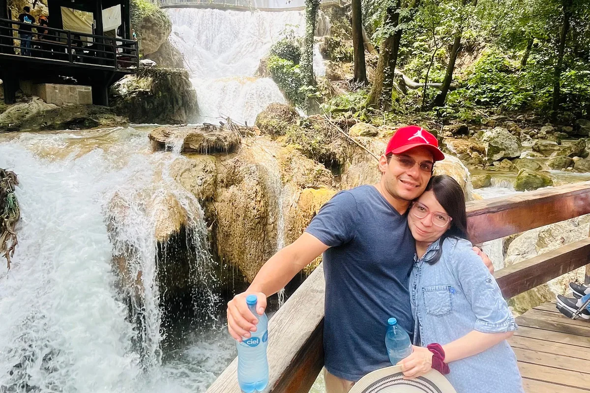 Pareja abrazada frente a la cascada Cola de Caballo en el Cañón de la Huasteca