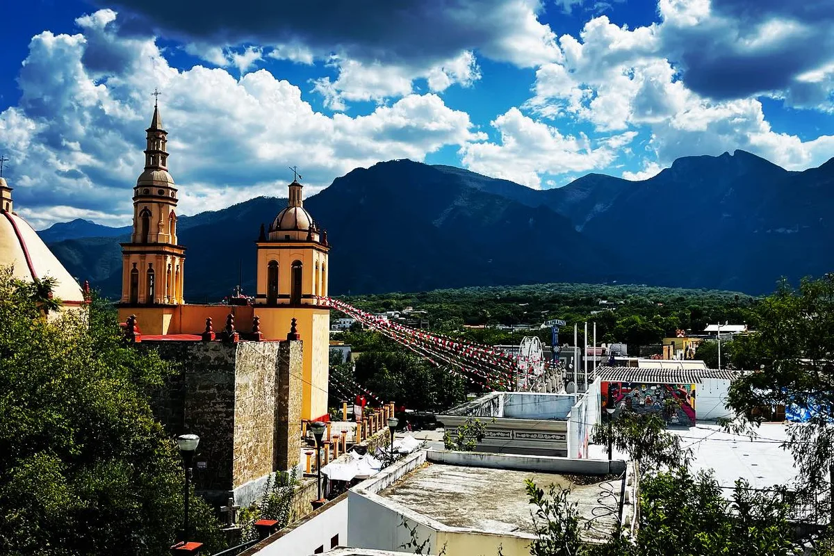 Vista panorámica del Pueblo Mágico de Santiago con la Sierra Madre Oriental de fondo en Nuevo León