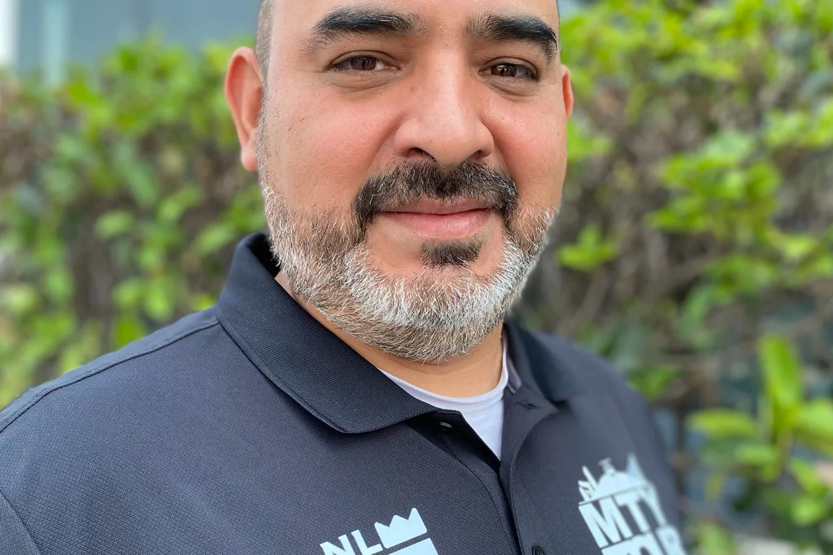 Guía de Monterrey Tour con barba sonríe vistiendo el uniforme corporativo de la agencia