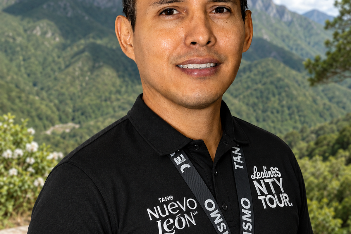 Guía certificado de Monterrey Tour posa frente a las montañas de la Sierra Madre en un tour