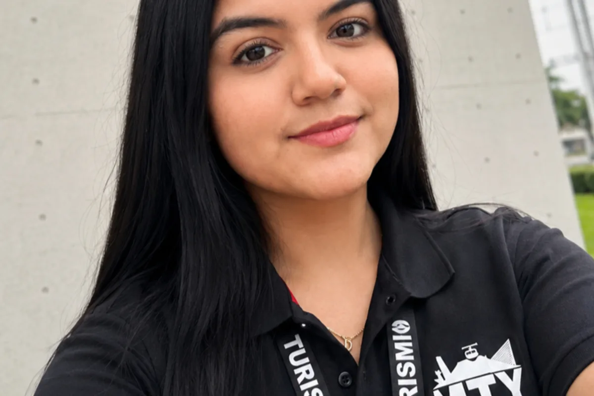 Joven integrante del equipo de Monterrey Tour luce el uniforme con gafete de turismo