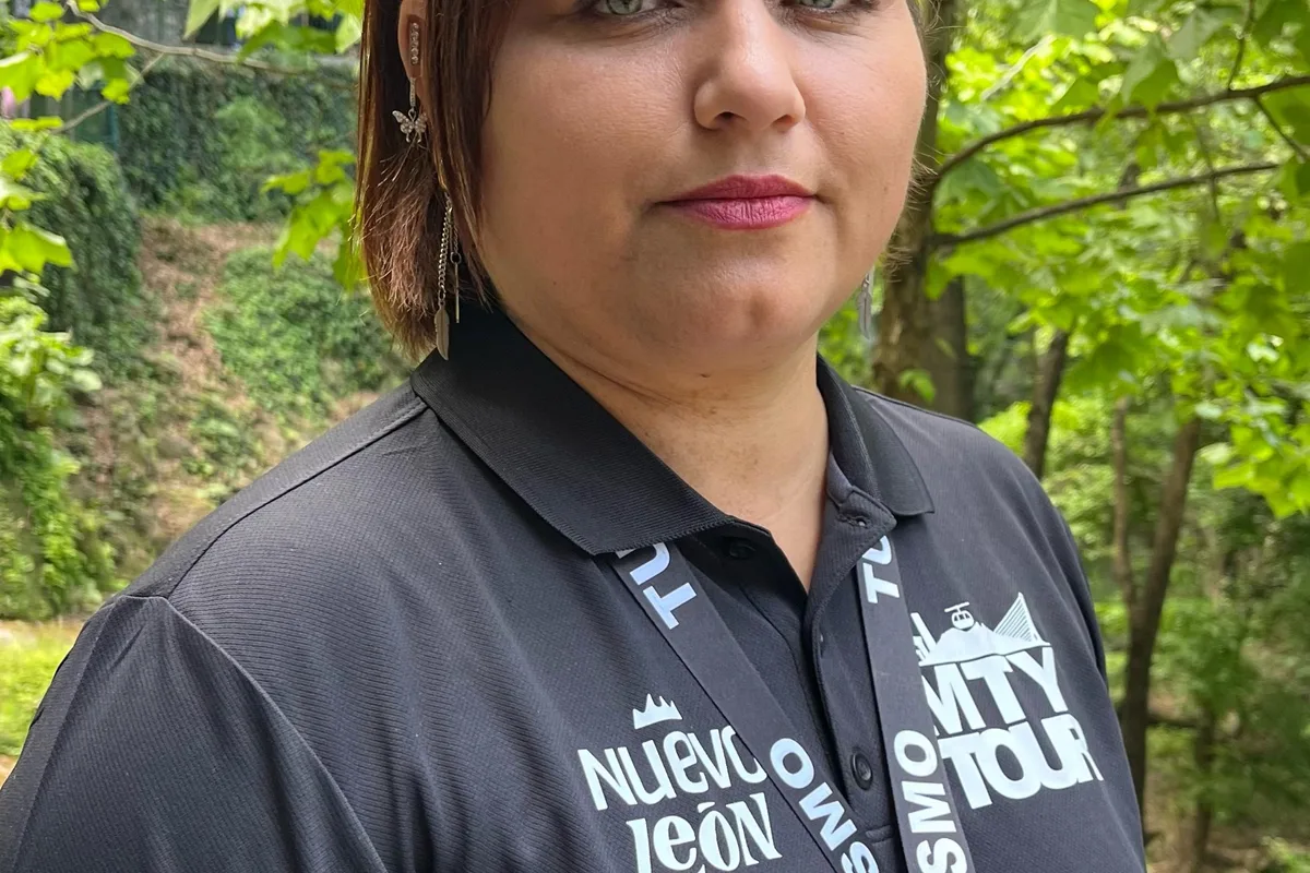 Colaboradora de Monterrey Tour posa con el uniforme oficial de la agencia al aire libre