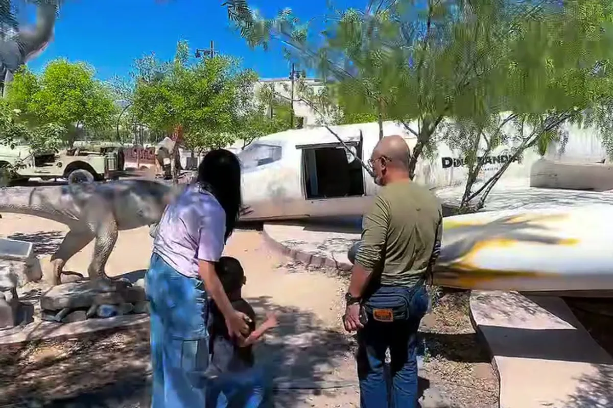 Arco de entrada a Dinolandia en Ramos Arizpe con visitantes caminando hacia el parque