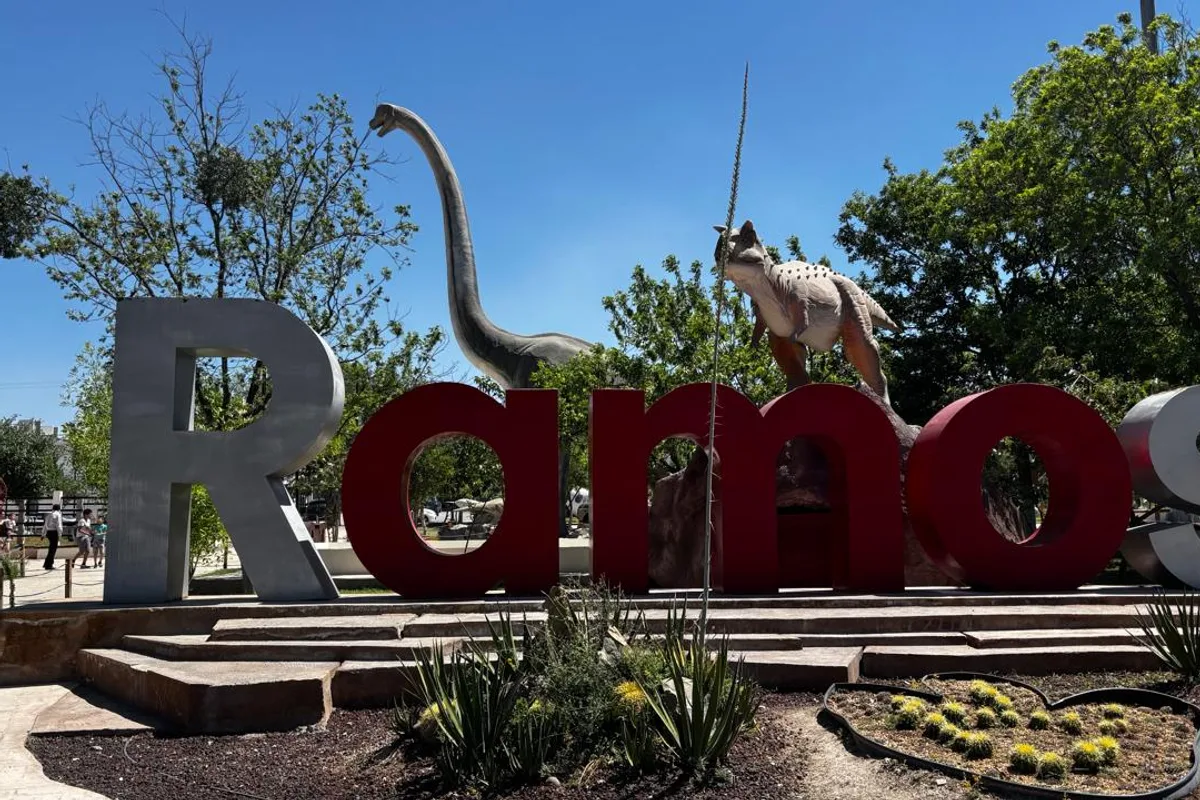 Letrero escultórico de Ramos Arizpe decorado con estatuas de dinosaurios a escala real