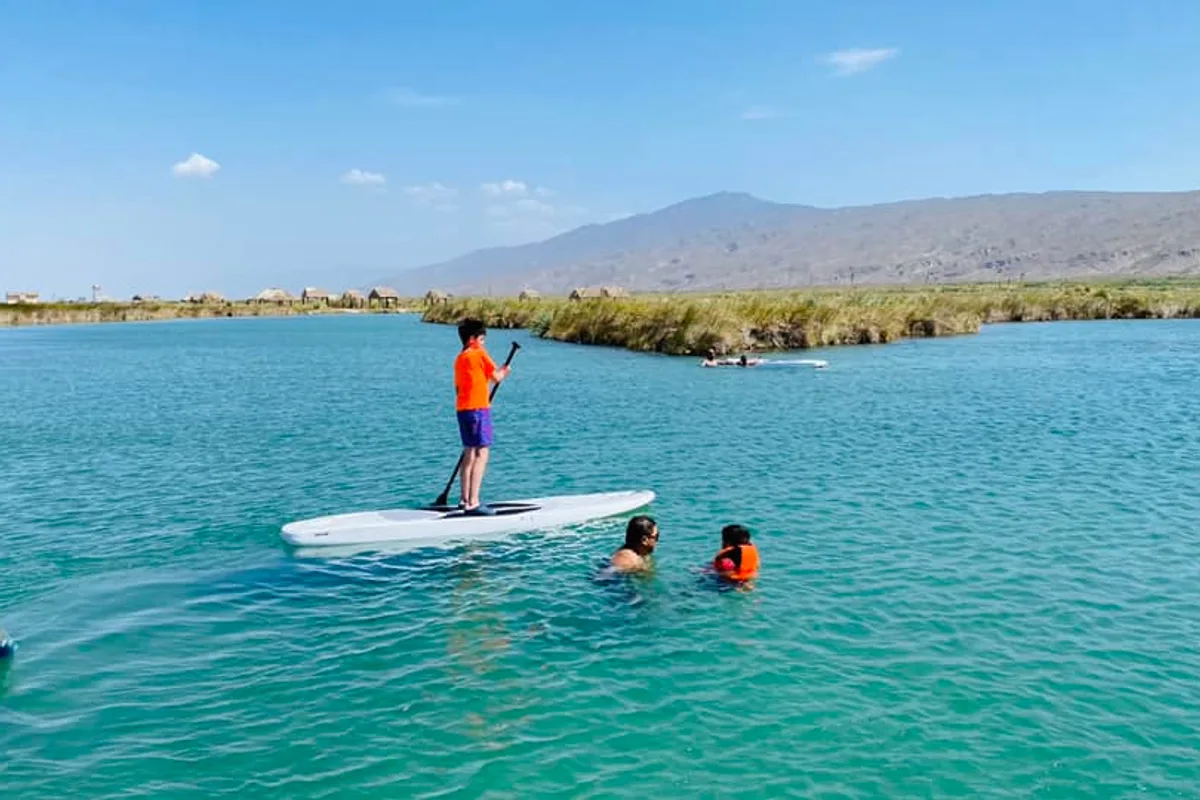 Turista practicando paddle board en la laguna turquesa de Cuatro Ciénegas, Coahuila