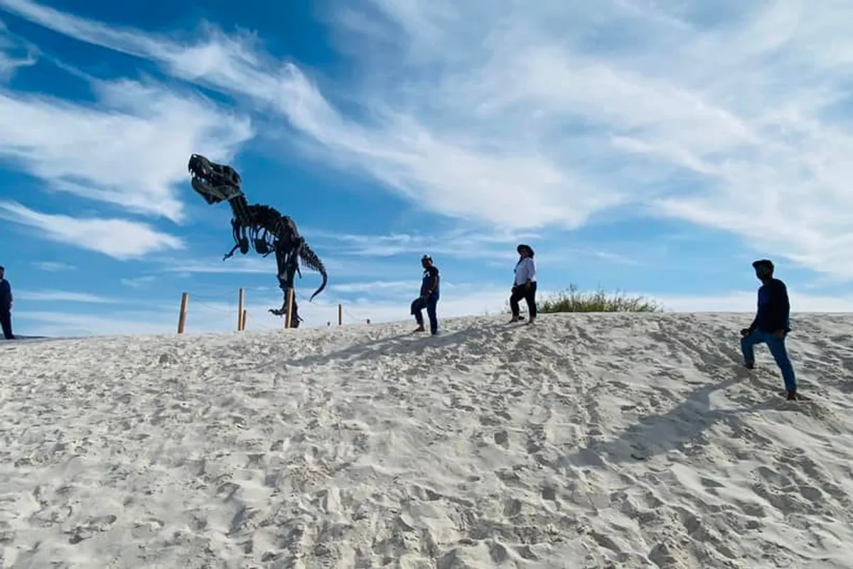 Réplica de esqueleto de dinosaurio entre las Dunas de Yeso de Cuatro Ciénegas, Coahuila