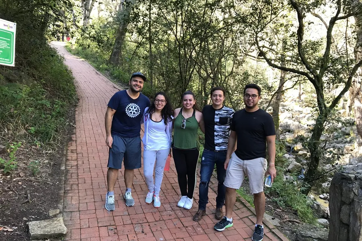 Grupo de excursionistas posa en el sendero empedrado que lleva a las pozas de La Estanzuela