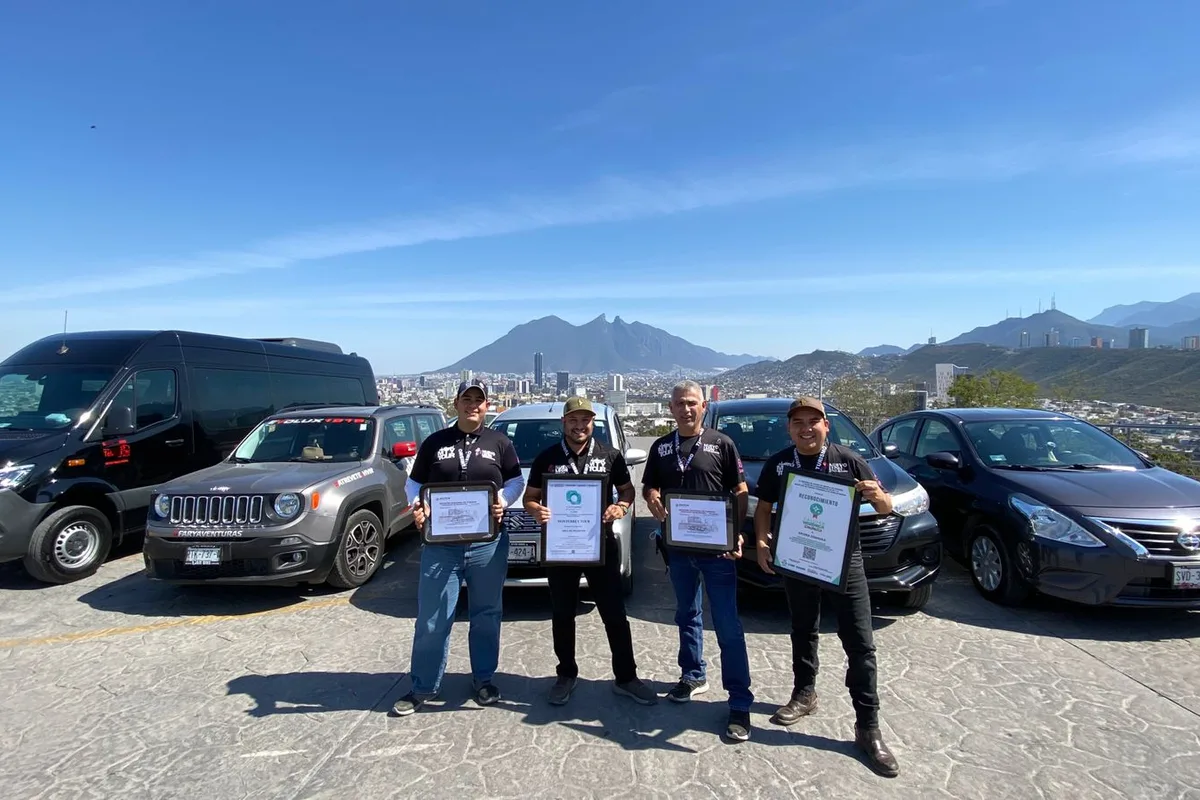 Equipo de MTY Tour recibe certificados y reconocimientos frente a su flota de vehículos