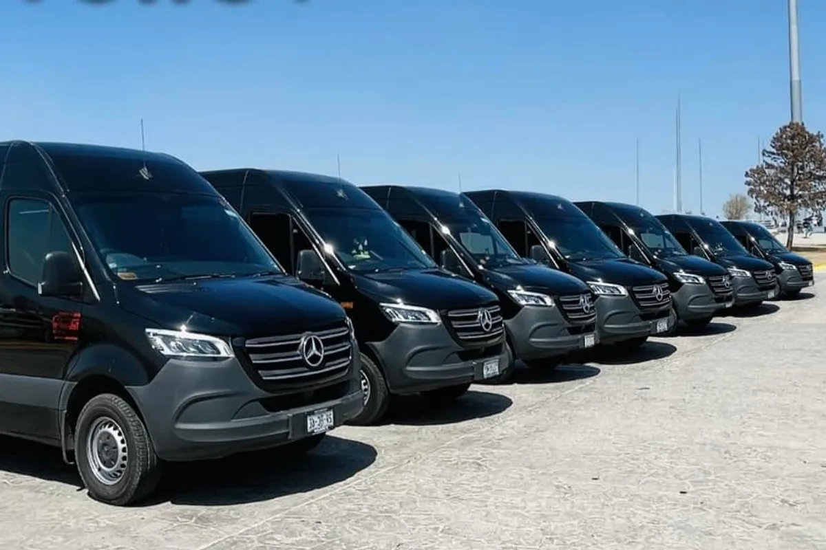 Flota de vans Mercedes Sprinter alineadas y listas para transportar grupos turísticos