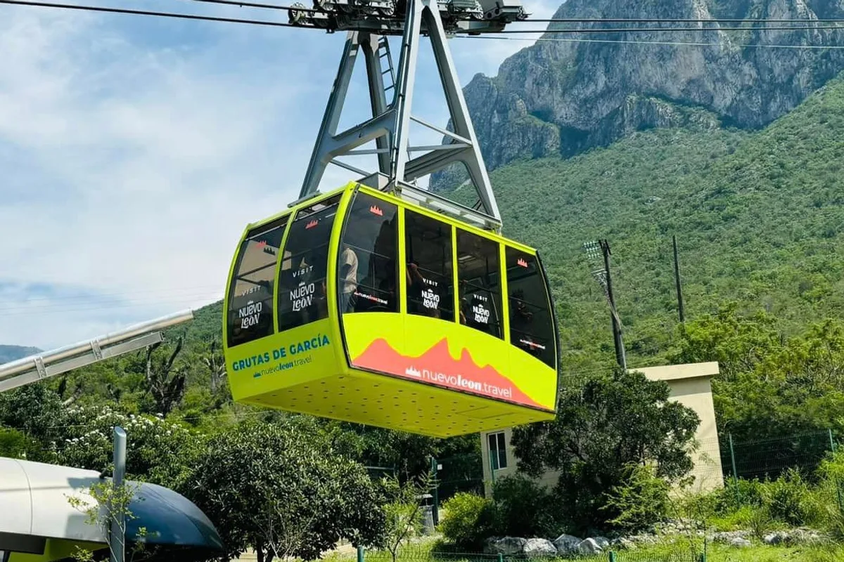 Teleférico de las Grutas de García volando sobre la sierra rumbo a la entrada de la cueva