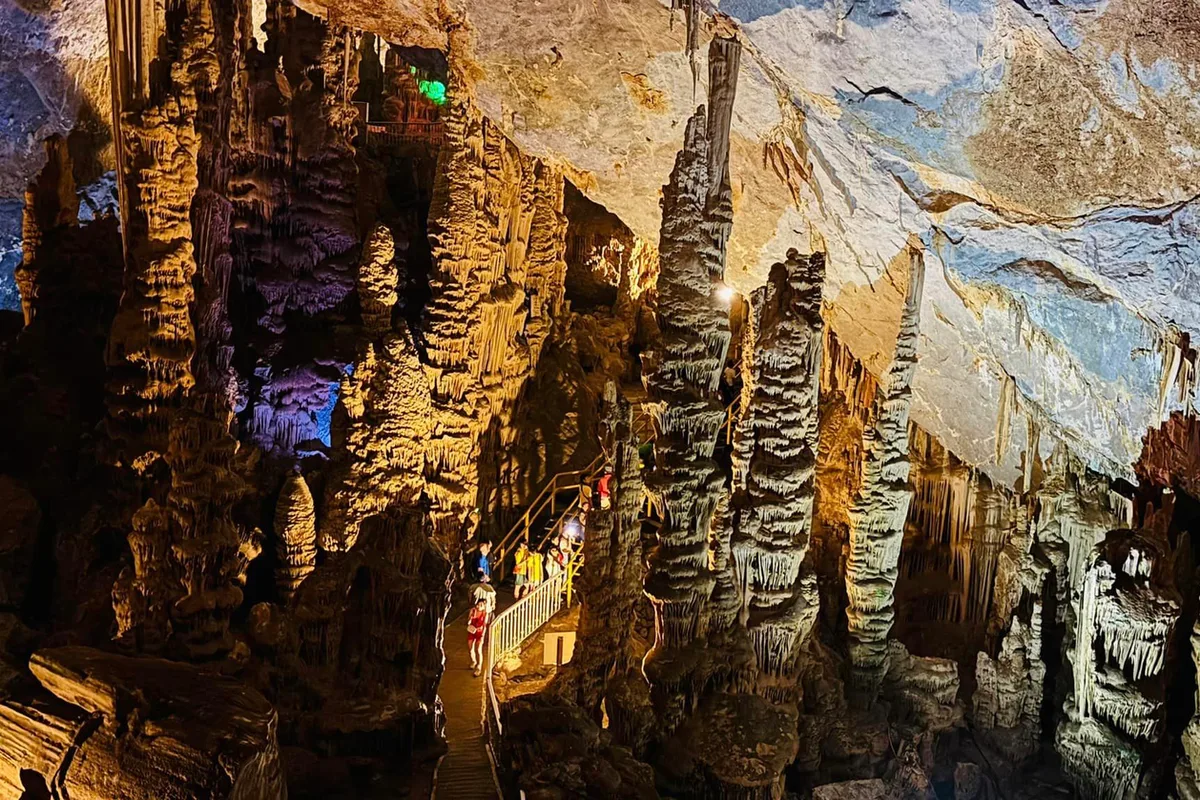 Formaciones de estalactitas y estalagmitas monumentales iluminan el interior de las Grutas de García en Santa Catarina