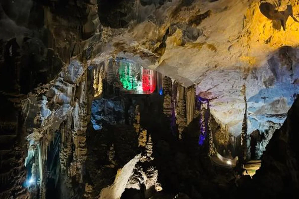 Cámara subterránea conocida como El Infierno iluminada en rojo dentro de las Grutas de García