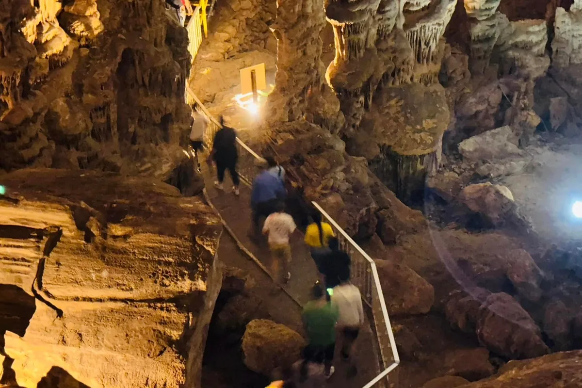 Teleférico que sube a la boca de las Grutas de García