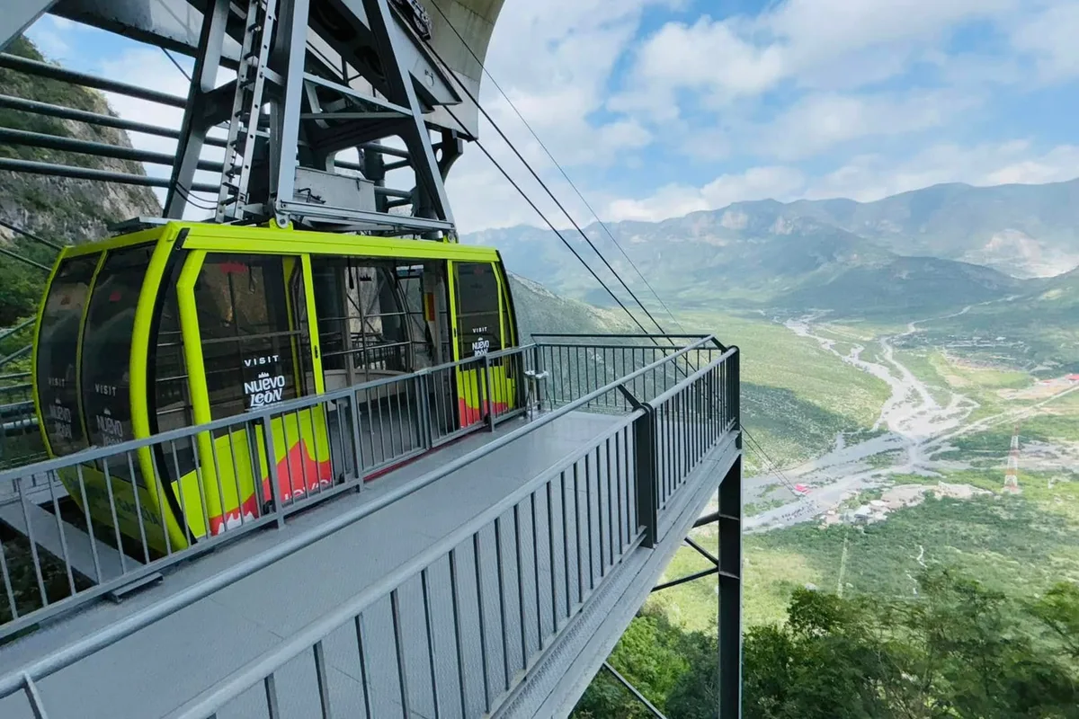 Teleférico de las Grutas de García sobrevolando el valle boscoso de la sierra de Nuevo León