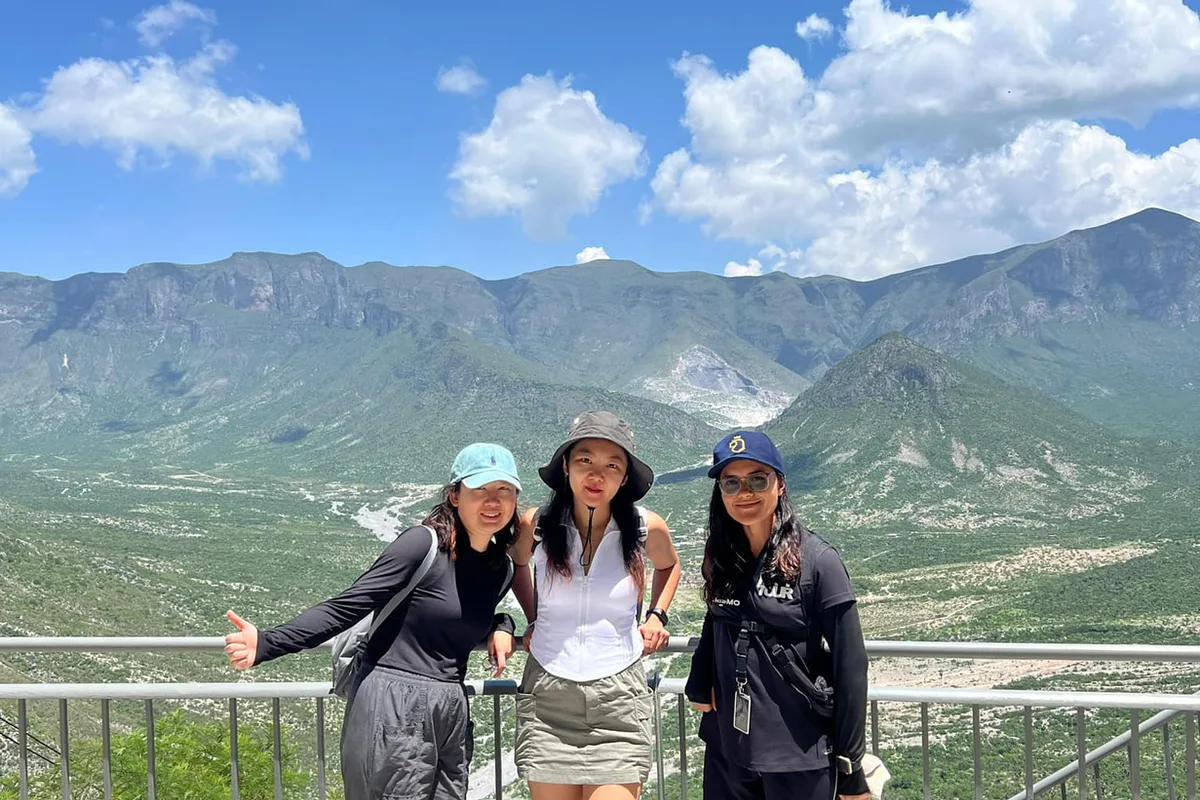 Amigas posando en el mirador con vista a las montañas de la sierra de García