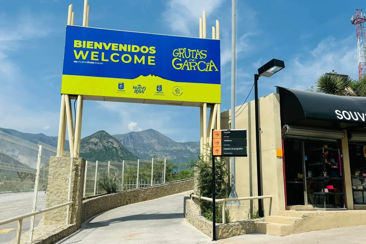 Grupo de turistas frente al alto horno Horno3 en el Parque Fundidora de Monterrey