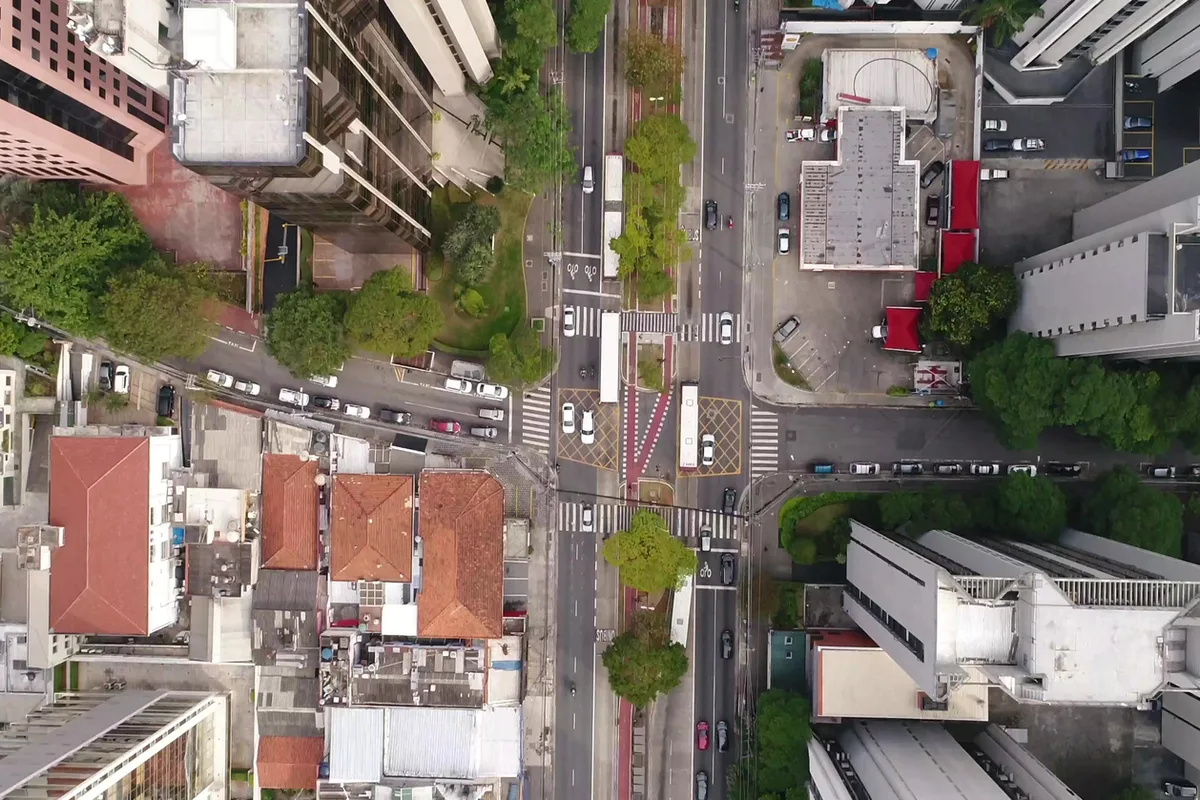 Vista aérea del corazón urbano de Monterrey con avenidas, tráfico y edificios modernos