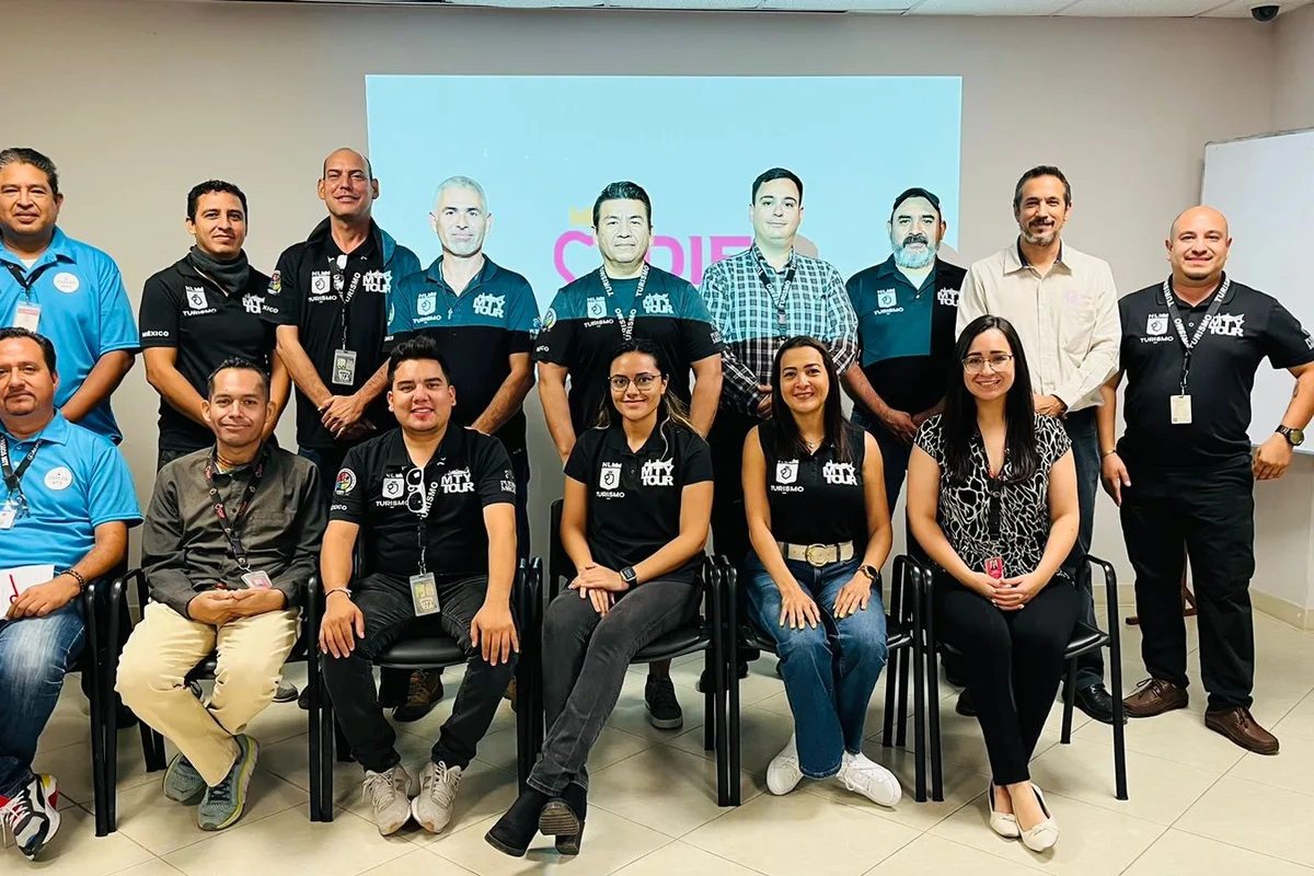 Equipo de Monterrey Tour posa en grupo tras concluir un taller de sensibilización impartido por el DIF