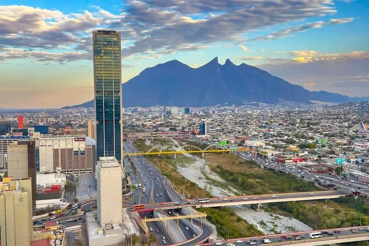 Vista aérea del Cerro de la Silla y el horizonte de Monterrey al atardecer
