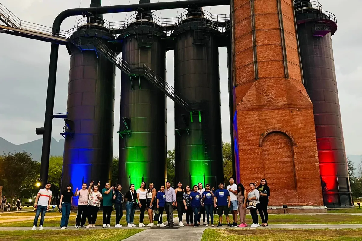Chimeneas históricas iluminadas del antiguo complejo siderúrgico en el Parque Fundidora de Monterrey