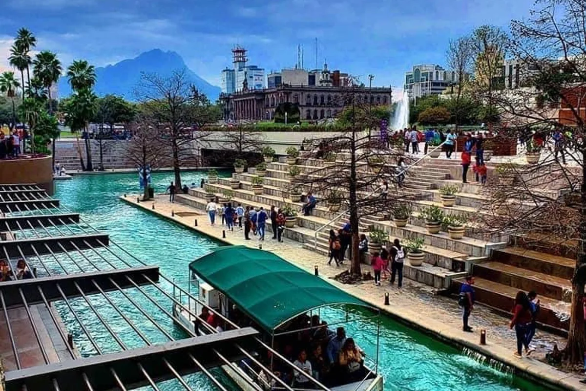 Vista aérea de los canales del Paseo Santa Lucía con lanchas turísticas en el centro de Monterrey