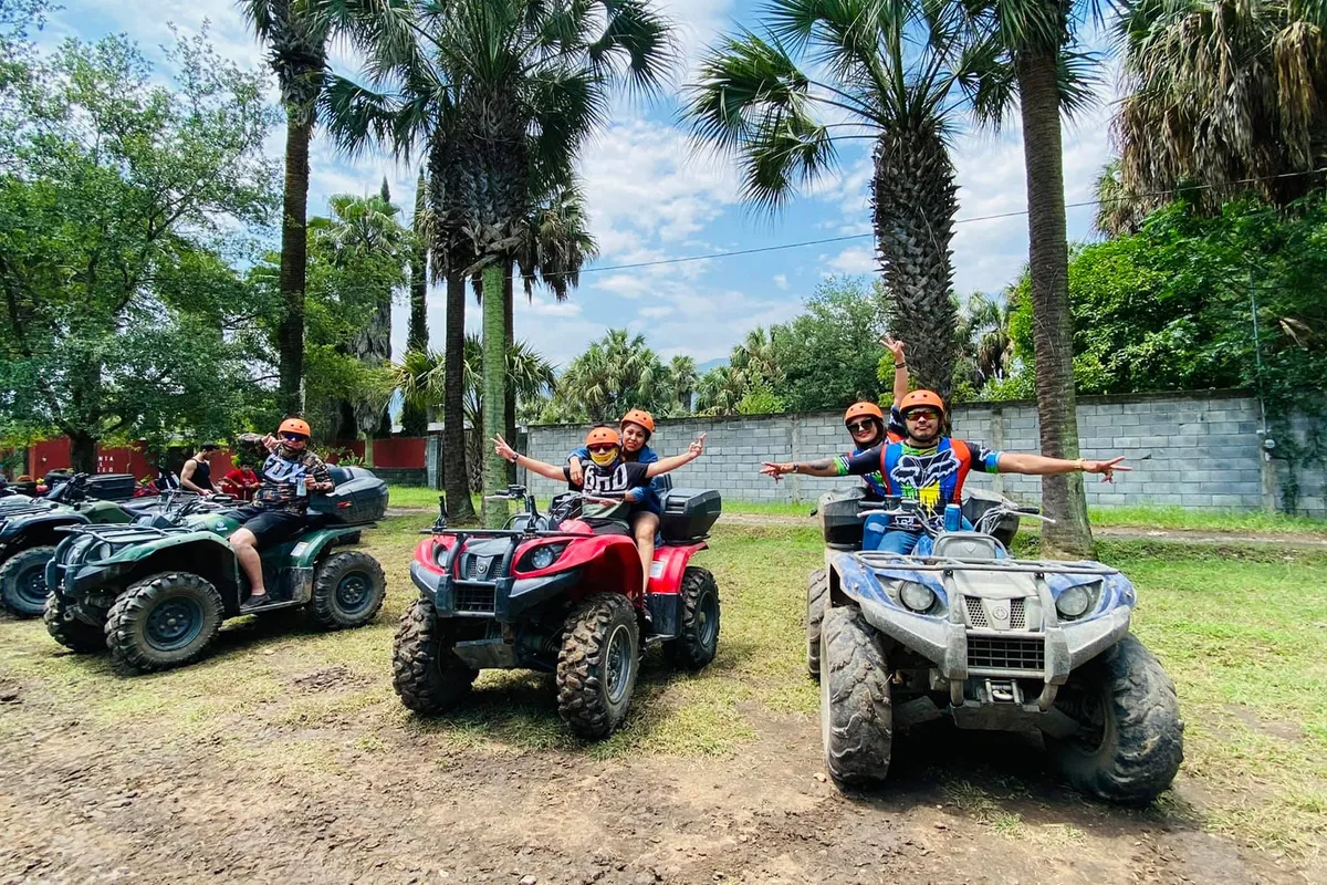 Grupo celebra a bordo de sus cuatrimotos entre palmeras al iniciar el recorrido