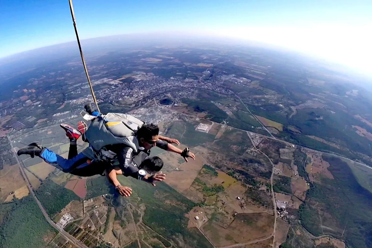 Vista aérea de la curvatura de la tierra durante un salto en paracaídas