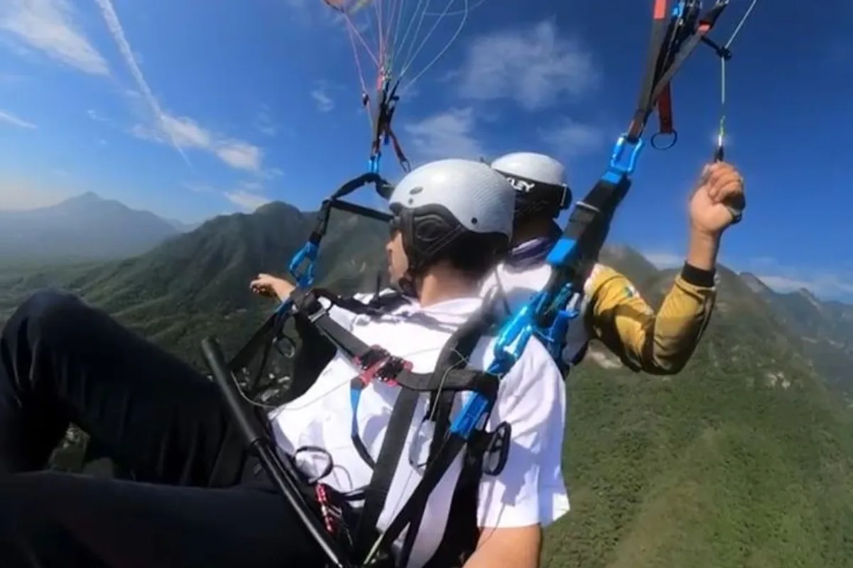 Pasajero y piloto certificado sobrevuelan las montañas de Monterrey en parapente
