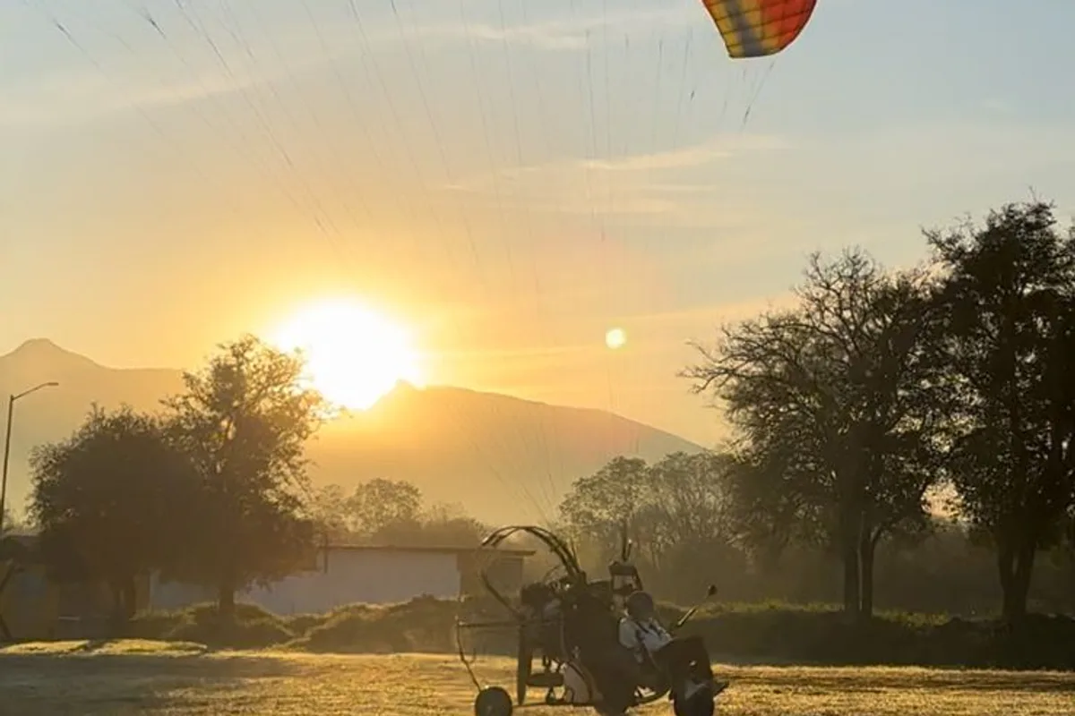 Selfie en pleno vuelo de paratrike con la hélice y la sierra de fondo