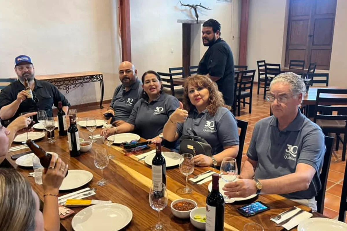 Racimos de uvas moradas maduras en los viñedos de Parras de la Fuente, Coahuila