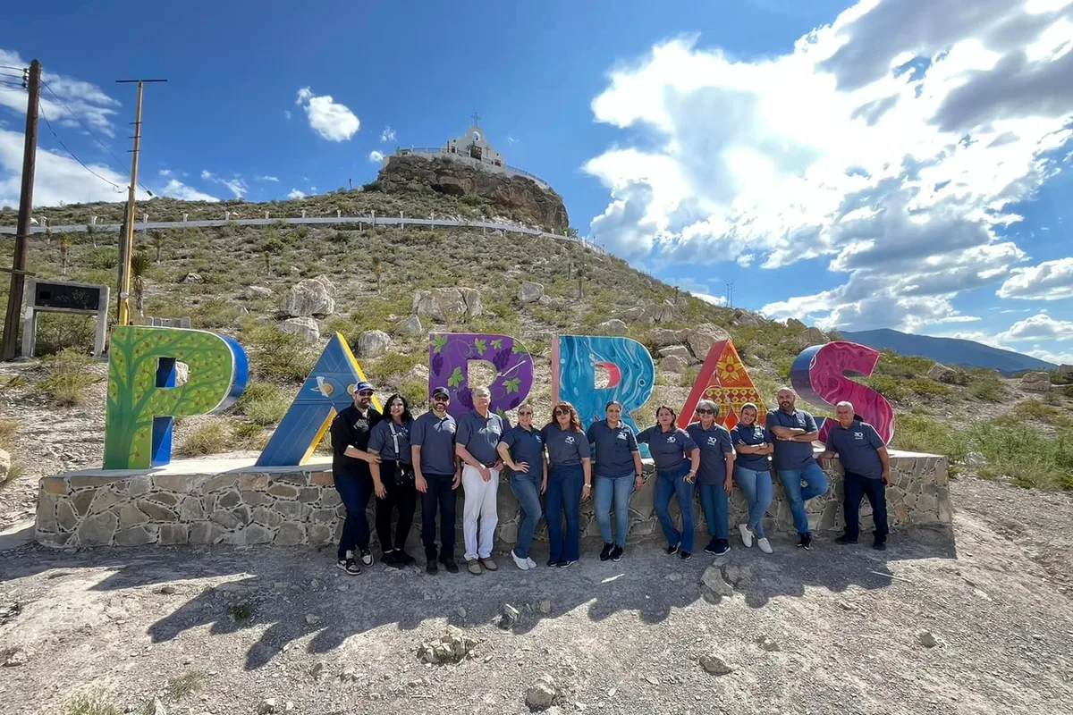 Letrero monumental de Parras de la Fuente con la capilla del cerro de fondo, Coahuila