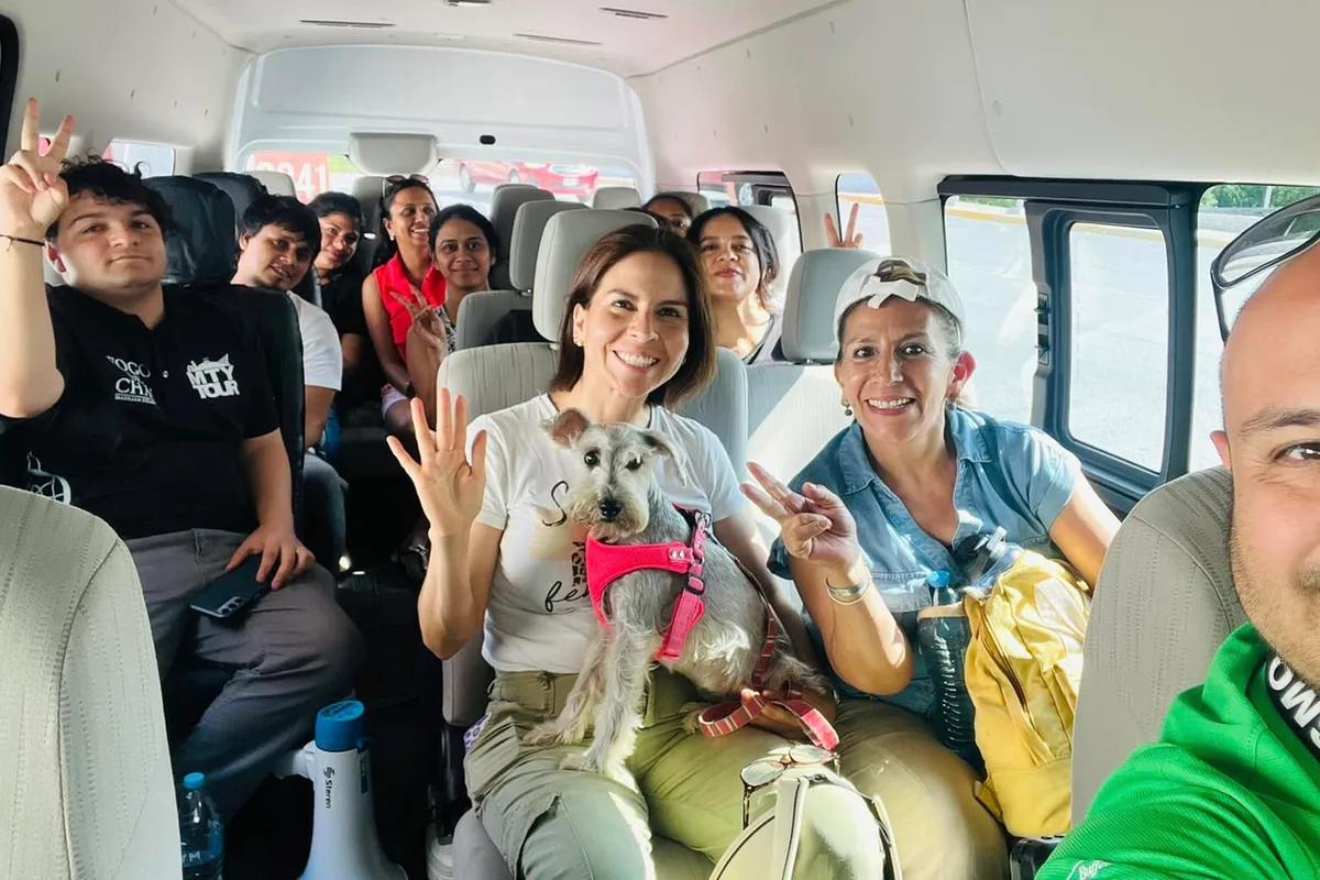 Turistas y su perrita viajan juntos a bordo de la van de Monterrey Tour durante una excursión pet-friendly
