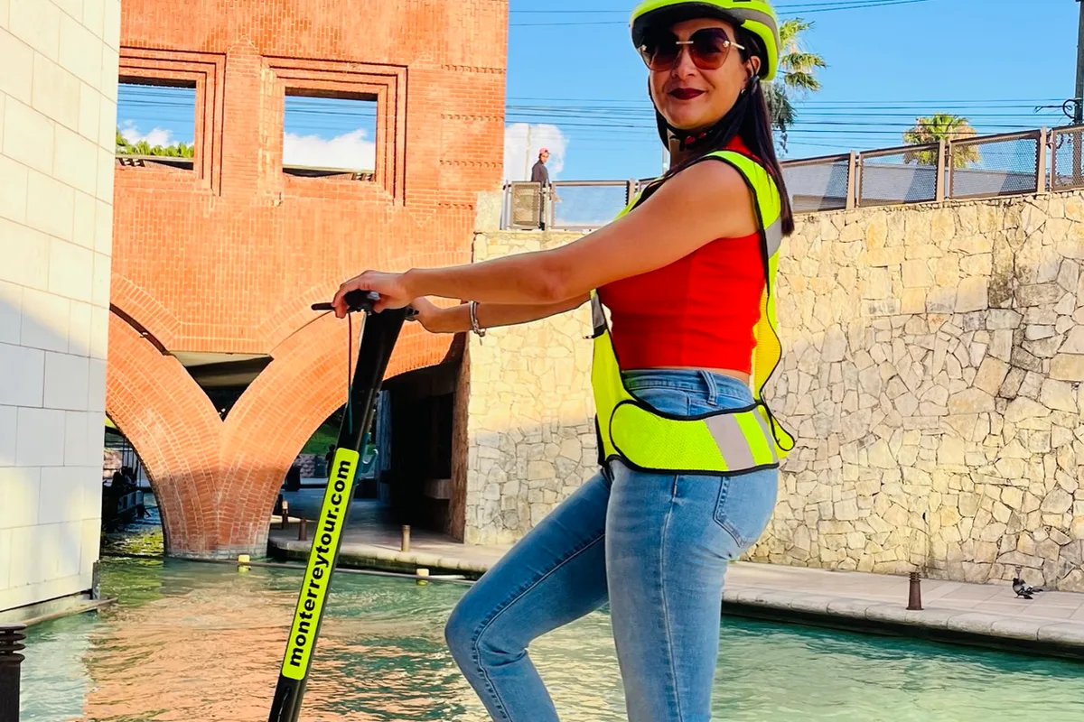 Turistas cruzan en patín eléctrico las cascadas del Paseo Santa Lucía al atardecer