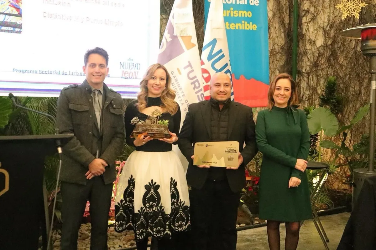 Equipo de Monterrey Tour recibe el reconocimiento sectorial de Turismo Sostenible en una ceremonia oficial